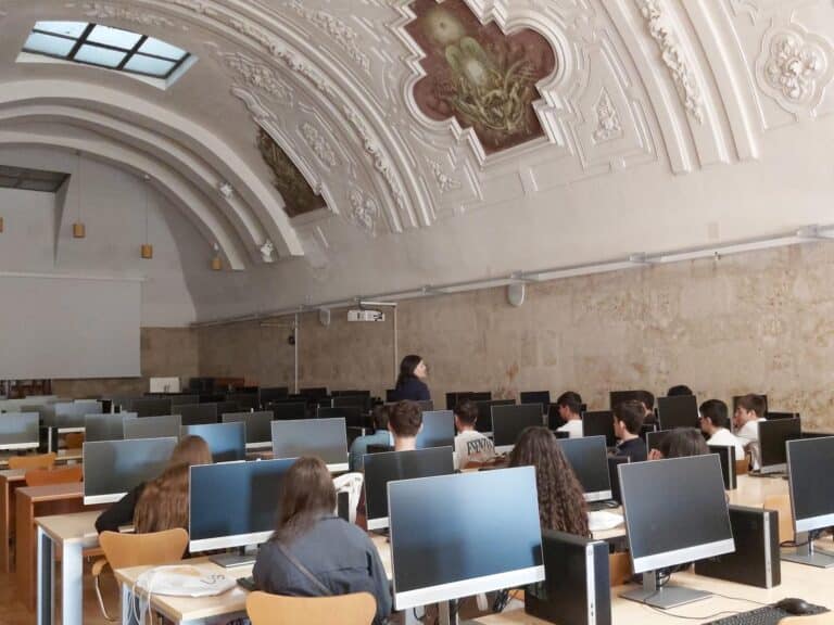 Visita a la Universidad Pontificia de Salamanca de los alumnos de 2º de bachillerato del Colegio Filipense Blanca de Castilla de Palencia