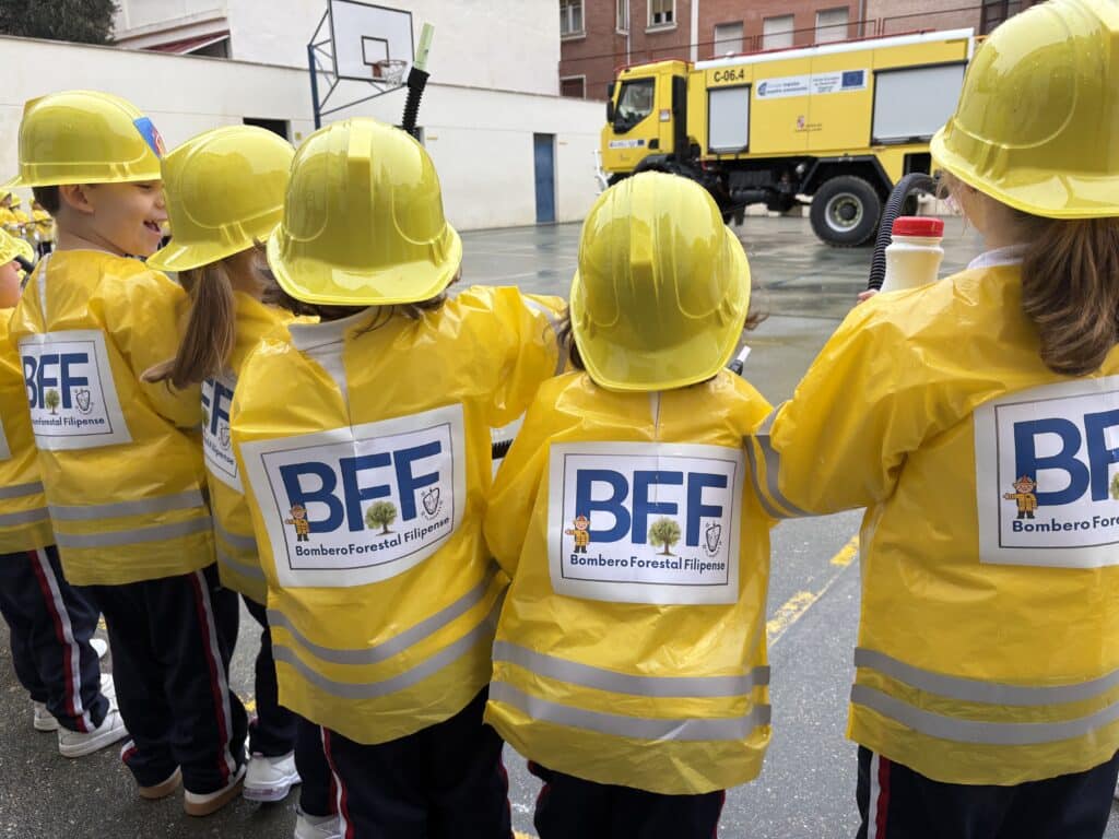 Los alumnos de Infantil del Colegio Filipense Blanca de Castilla se disfrazan de bomberos forestales por Carnaval.