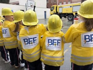 Los alumnos de Infantil del Colegio Filipense Blanca de Castilla se disfrazan de bomberos forestales por Carnaval.