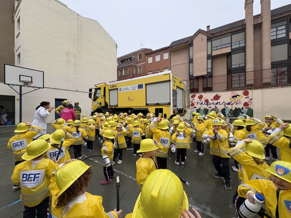 Los alumnos de Infantil del Colegio Filipense Blanca de Castilla se disfrazan de bomberos forestales por Carnaval.