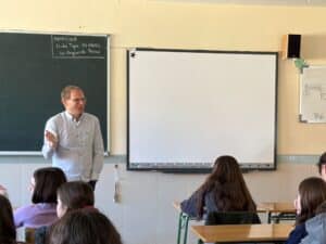 Visita del escritor Asier Aparicio a los alumnos de 1º de bachillerato del Colegio Filipense Blanca de Castilla de Palencia