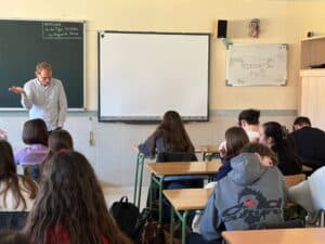 Visita del escritor Asier Aparicio a los alumnos de 1º de bachillerato del Colegio Filipense Blanca de Castilla de Palencia