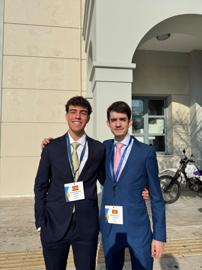 Alumnos del Colegio Filipense Blanca de Castilla participan en la fase internacional del Modelo de Parlamento Europeo que se celebra en Grecia.