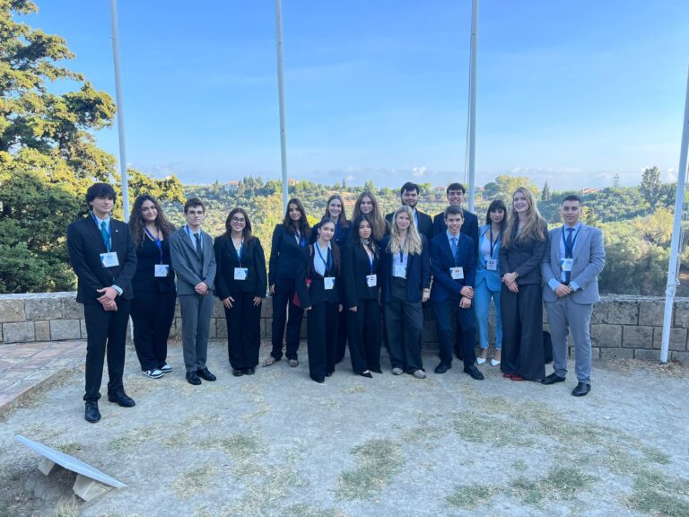 Alumnos del Colegio Filipense Blanca de Castilla participan en la fase internacional del Modelo de Parlamento Europeo que se celebra en Grecia.
