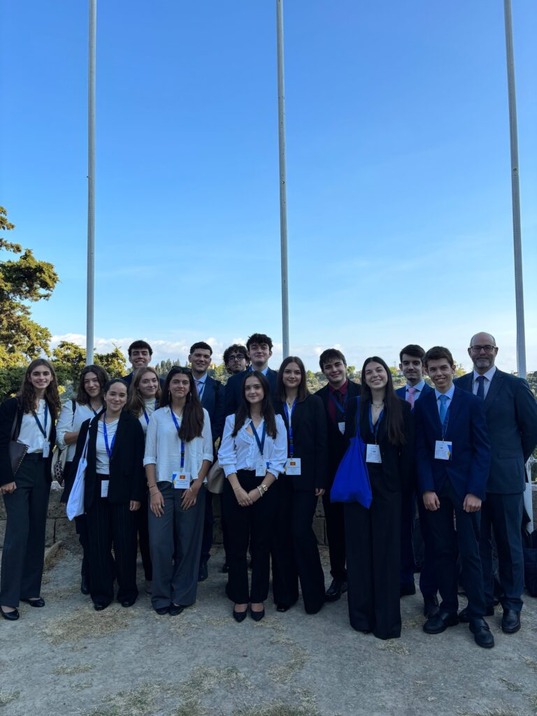Alumnos del Colegio Filipense Blanca de Castilla participan en la fase internacional del Modelo de Parlamento Europeo que se celebra en Grecia.