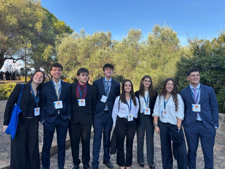 Alumnos del Colegio Filipense Blanca de Castilla participan en la fase internacional del Modelo de Parlamento Europeo que se celebra en Grecia.